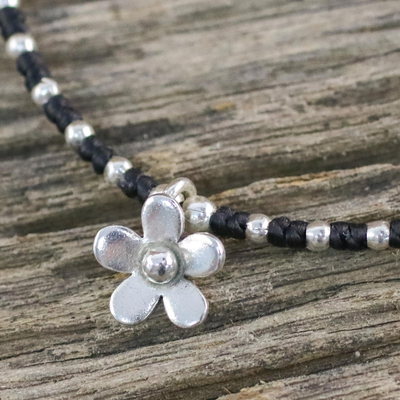Silbernes Perlenarmband mit Kordelanhänger - 950 Silber Blumen-Charm-Armband an schwarzen Kordeln