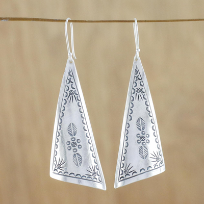 Silberne Ohrhänger – Dreieckige Karen-Ohrringe aus Silber aus Thailand