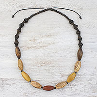 Perlenkette aus Holz und Kokosnussschalen, „Adventure Lover“ – Lange Halskette aus Holz und Kokosnussschalen aus Thailand