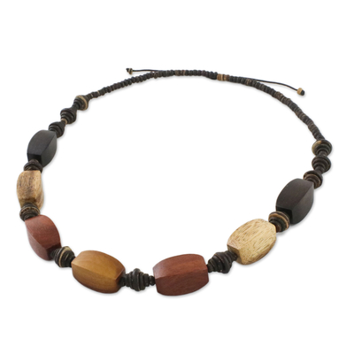 Perlenkette aus Holz und Kokosnussschalen, 'Thailändischer Abenteurer'. - Lange Perlenkette aus Holz und Kokosnussmuscheln