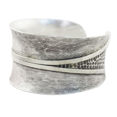 Manschettenarmband aus Sterlingsilber, 'Chiang Mai Oberfläche'. - Manschettenarmband aus Sterlingsilber mit Struktur