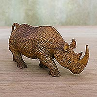 Estatuilla de madera, 'Rhino on the Move' - Escultura de rinoceronte tallada a mano en madera Raintree