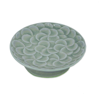Celadon Keramik Herzstück "Blooming Plumeria" - Handgemachter Keramik-Tafelaufsatz mit Plumerien-Motiv