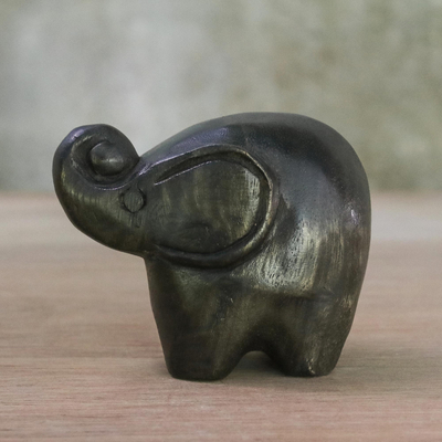 Figura de madera, 'Little Kluay' - Figura de elefante de madera Raintree hecha a mano de Tailandia