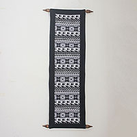 Colgante de pared de algodón, 'Pattern Statement' - Colgante de pared tejido estampado en blanco y negro