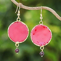 Pendientes colgantes de pétalos de rosa natural con detalles en oro y granate - Pendientes colgantes de pétalos de rosa natural chapados en oro y granate