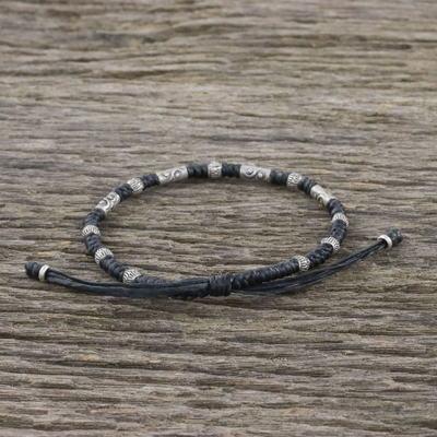Kordelarmband aus silbernen Perlen - Armband aus 950er Silber und schwarzem Kordel im Hill-Tribe-Stil