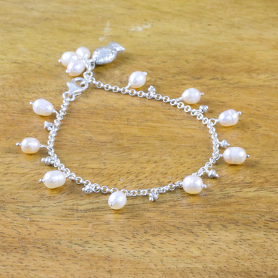pulsera con charm de perlas cultivadas - Brazalete con dije de perlas cultivadas en pescado en blanco de Tailandia