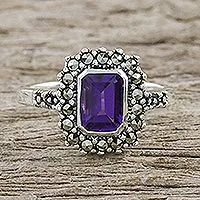 Cocktailring aus Amethyst und Markasit, „Joyous Solitude“ – Amethyst-Ring aus thailändischem Sterlingsilber mit einem Markasit-Halo