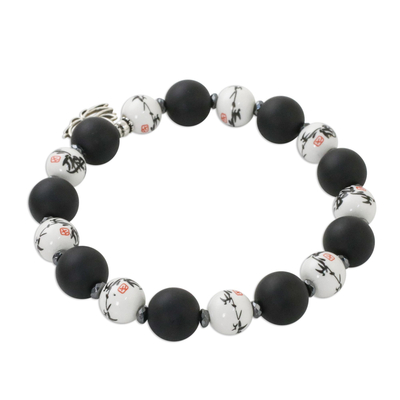 Stretch-Armband aus Onyx- und Keramikperlen - Perlenbesetztes Stretch-Armband aus Keramik und Onyx mit Lotus-Anhänger