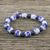 Bettelarmband aus Lapislazuli und Keramikperlen, „Ming Lotus“ – Stretch-Armband mit blauen und weißen Perlen aus Thailand