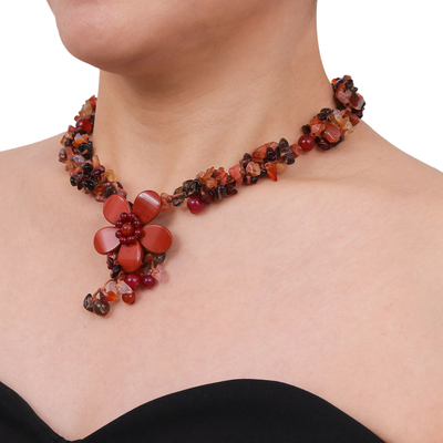 Halskette mit Perlenanhänger und mehreren Edelsteinen - Halskette mit floralem Multi-Edelstein-Perlenanhänger aus Thailand