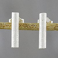 Pendientes colgantes de plata de ley, 'Gleaming Tubes' - Pendientes cilíndricos de plata esterlina de Tailandia