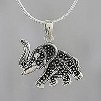 Sterling Silber Anhänger Halskette, 'Dunkler Elefant' - Elefant Sterling Silber Anhänger Halskette aus Thailand