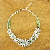 Collar con cuentas de cuarzo y perlas cultivadas, 'Elegant Flora in Green' - Collar de cuarzo verde y perlas cultivadas de Tailandia