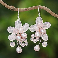 Pendientes colgantes de cuarzo rosa y perlas cultivadas, 'Elegant Flora' - Pendientes colgantes de cuarzo rosa y perlas cultivadas de Tailandia