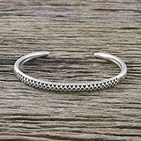 Pulsera de puño de plata de ley, 'Hill Tribe Signature' - Pulsera de puño de plata de ley tailandesa hecha a mano