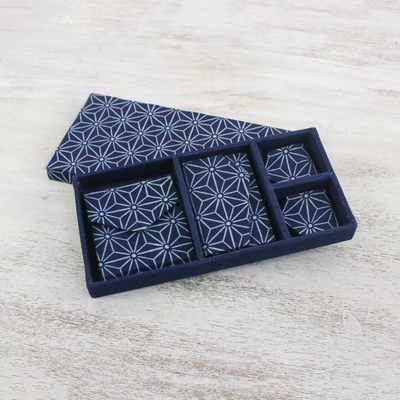 Set de regalo de viaje hecho a mano, (4 piezas) - Set de regalo de 4 piezas hecho a mano con estampado de algodón azul de Tailandia