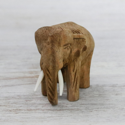 Holzstatuette - Handgefertigte Elefantenstatuette aus Regenbaumholz aus Thailand