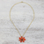 Halskette mit natürlichem Blumenanhänger - 22 Karat vergoldeter roter Zinnia-Blumenanhänger aus Thailand