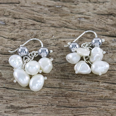 Pendientes en racimo de perlas cultivadas y hematites - Aretes colgantes hechos a mano con perlas de agua dulce cultivadas en hematites