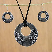 Conjunto de joyería de cerámica, 'Blooming Midnight' - Conjunto de pendientes colgantes de collar con colgante floral negro de cerámica