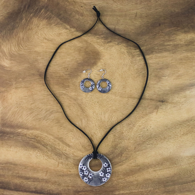Keramik-Schmuckset - Keramik-Halsketten-Ohrhänger-Set mit schwarzem Blumenanhänger