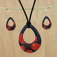 Conjunto de joyería de cerámica, 'Crimson Bloom' - Conjunto de pendientes colgantes de collar con colgante rojo y negro de cerámica