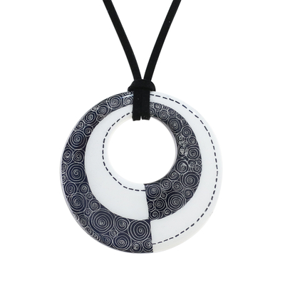 Collar colgante de cerámica - Collar con colgante blanco y negro hecho a mano tailandesa de cerámica