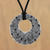 Collar colgante de cerámica - Collar con colgante floral blanco y negro hecho a mano de cerámica