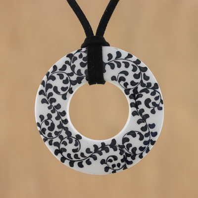Halskette mit Keramikanhänger - Handgefertigte Halskette mit Blumenanhänger aus Keramik in Schwarz und Weiß