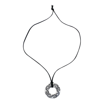 Halskette mit Keramikanhänger - Handgefertigte Halskette mit Blumenanhänger aus Keramik in Schwarz und Weiß