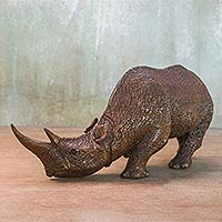 Holzskulptur „Majestic Rhino“ – handgeschnitzte realistische Nashornskulptur aus thailändischem Raintree-Holz