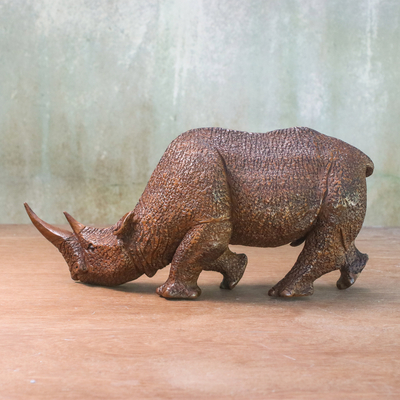 Holzskulptur - Handgeschnitzte realistische Nashornskulptur aus thailändischem Regenbaumholz