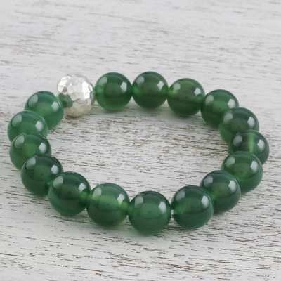 Stretch-Armband aus Jadeperlen, „Grand Viridian“ – Perlenarmband aus gehämmertem 950er-Silber mit gefärbtem grünem Chalcedon