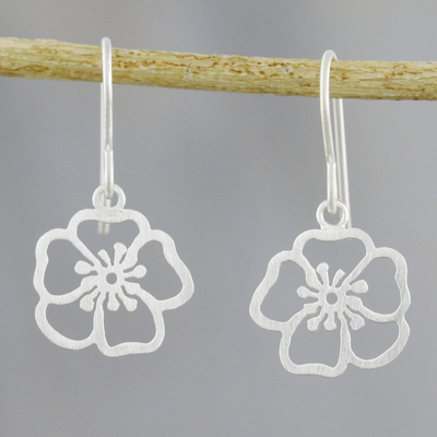 Pendientes colgantes de plata de ley - Pendientes colgantes de plata de ley hechos a mano con flores de satén floral.
