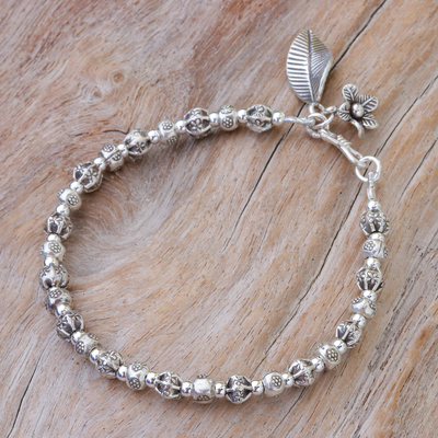 Charm-Armband aus silbernen Perlen - Thailändisches, florales Charm-Armband aus 950er Silber der Bergvölker mit Perlen