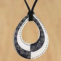 Collar colgante de cerámica, 'Monochrome Magic' - Collar colgante ajustable en forma de lágrima de cerámica en blanco y negro