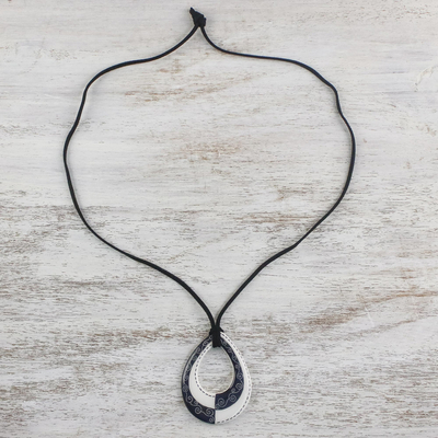 Halskette mit Keramikanhänger - Verstellbare Halskette mit tropfenförmigem Anhänger aus schwarz-weißer Keramik