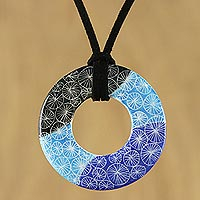 Collar colgante de cerámica, 'Sky Light' - Collar colgante de cerámica con luz de cielo de círculo azul ajustable