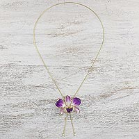 Collar colgante de orquídea natural con acento dorado, 'Orquídea encantadora' - Collar colgante de orquídea natural púrpura con acento de oro tailandés