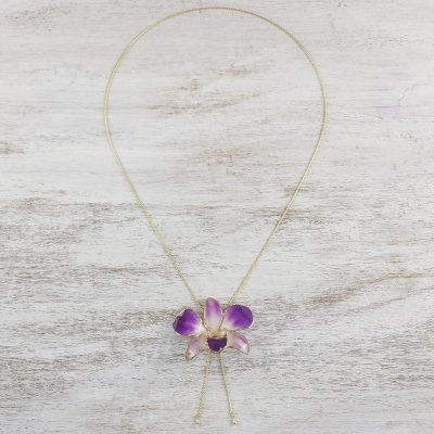 Halskette mit natürlichem Orchideen-Anhänger und Goldakzent - Thai-Goldakzent-Anhänger mit lilafarbener natürlicher Orchidee