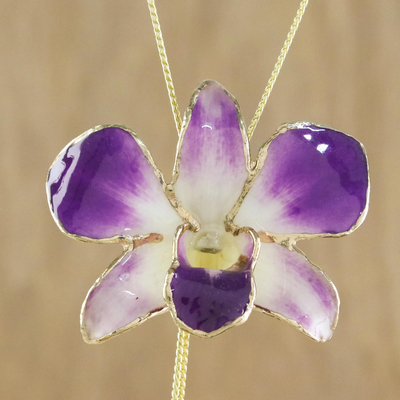 Halskette mit natürlichem Orchideen-Anhänger und Goldakzent - Thai-Goldakzent-Anhänger mit lilafarbener natürlicher Orchidee