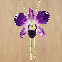 Natürliche Orchideen-Anhänger-Halskette mit Goldakzent, „Orchid Majesty“ – echte lila Orchideen-Harz-Anhänger-Halskette mit Goldkette