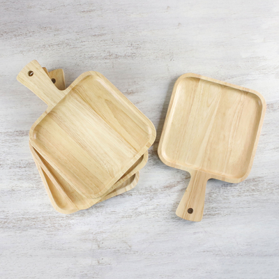 Platos de madera, (juego de 4) - Juego de cuatro platos de madera de caucho tallados artesanalmente con asas