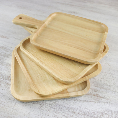 Platos de madera, (juego de 4) - Juego de cuatro platos de madera de caucho tallados artesanalmente con asas