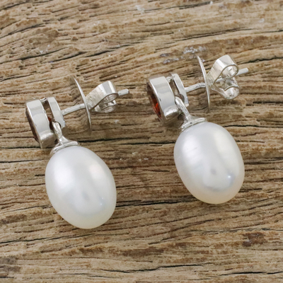 Aretes colgantes de perlas cultivadas y granate - Aretes colgantes de plata con granate y perlas cultivadas de agua dulce