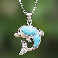 Halskette mit Larimar- und Topas-Anhänger, „Dolphin Leap“ – Halskette mit springendem Delfin-Anhänger aus Larimar und Sterlingsilber