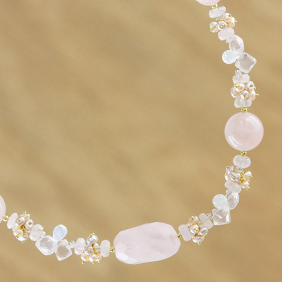 Perlenkette mit mehreren Edelsteinen und Goldakzent - Perlenkette mit mehreren Edelsteinen in Rosa aus Thailand