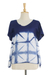 Bluse aus gebatikter Baumwolle - Indigoweiße, kurzärmlige Baumwollbluse mit geometrischem Batikmuster